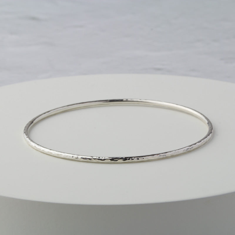Alambra Skinny Hammered Bangle