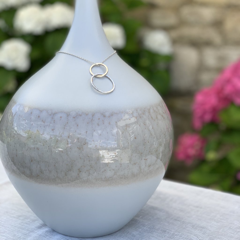 Caldera Doppia - handmade gold and silver necklace - modelled on vase