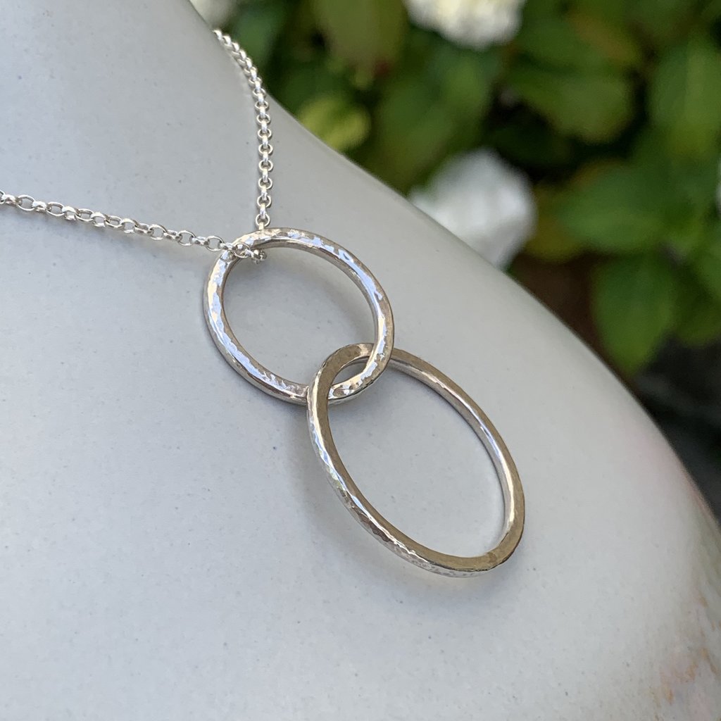 Caldera Doppia - handmade silver pendant - close-up - angle