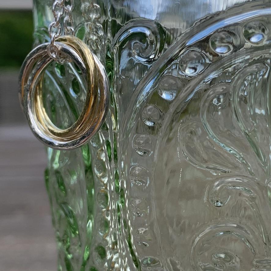 Caldera Russo Russian ring necklace - 18 carat gold and sterling silver pendant - close-up on glass