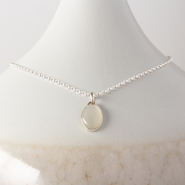 Moonstone Uno Ovale Silver Pendant Necklace