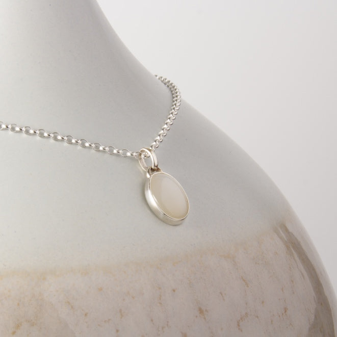 Moonstone Uno Ovale Silver Pendant Necklace