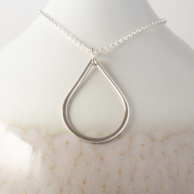 Perla Grande Pendant Necklace