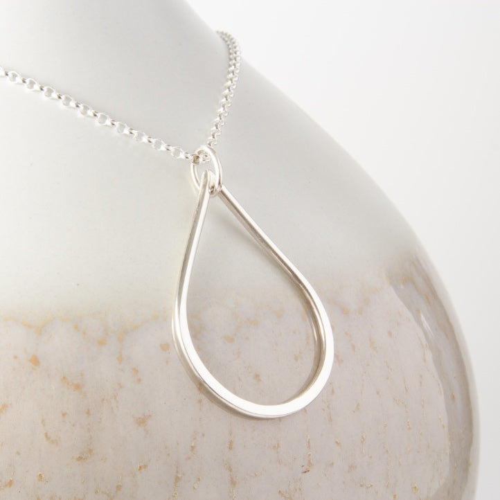 Perla Grande Pendant Necklace